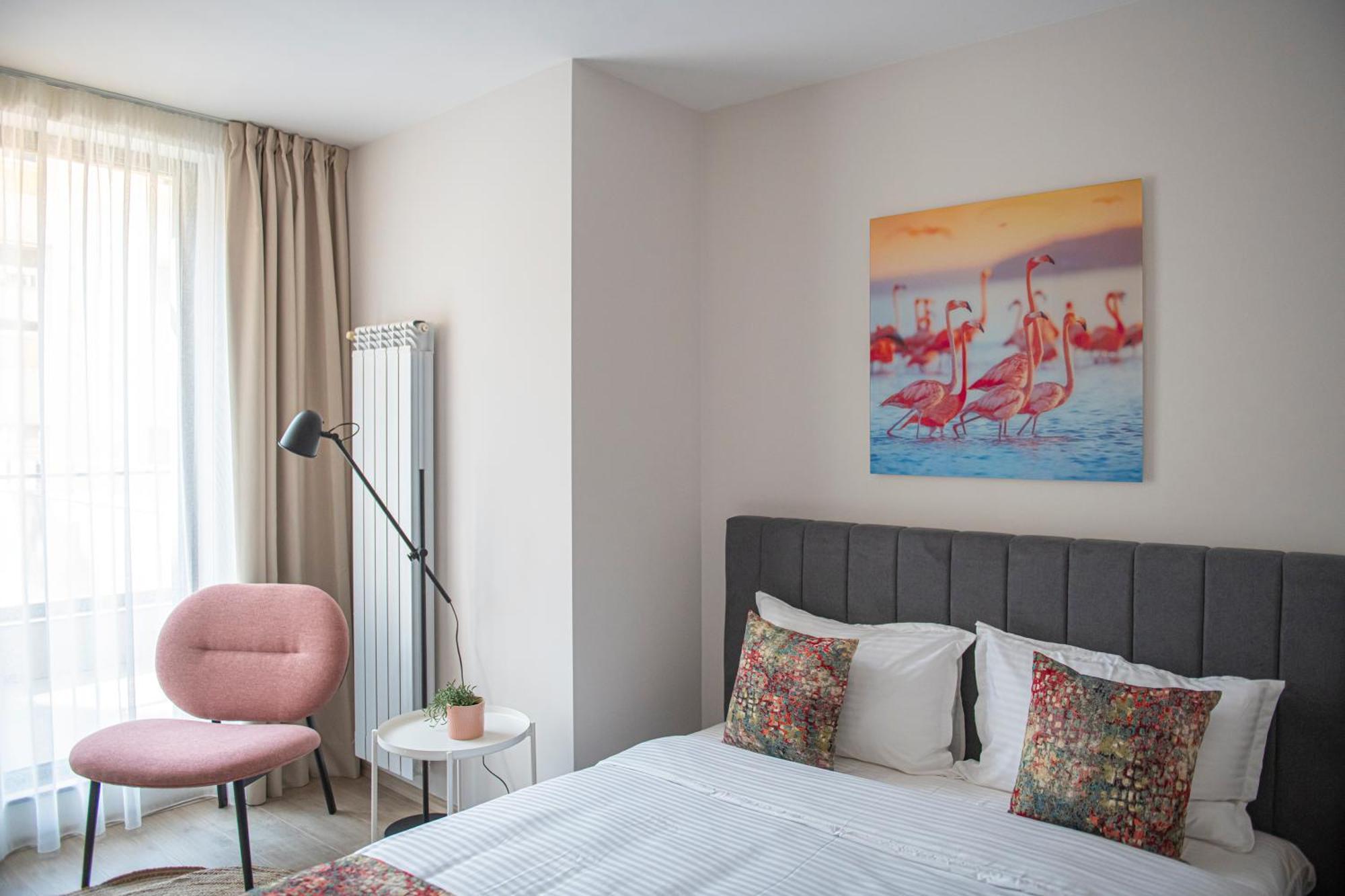 Paris A Sunny 2- Bedroom With Parking Апартаменти